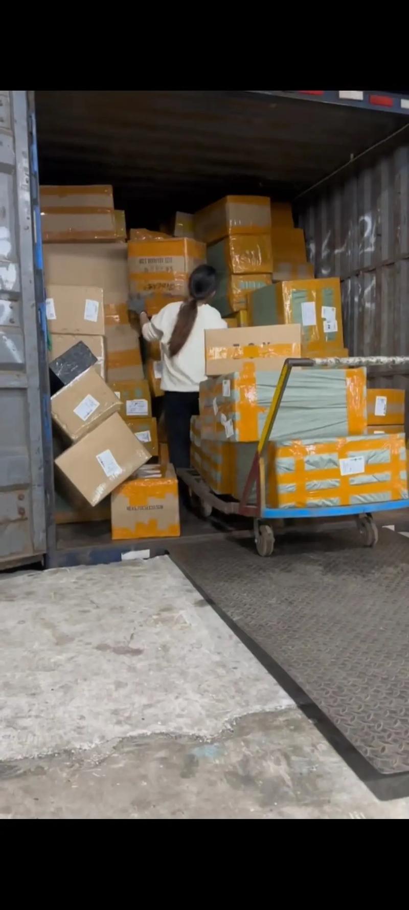 京東物流裝卸工 一份包吃包住的高薪工作