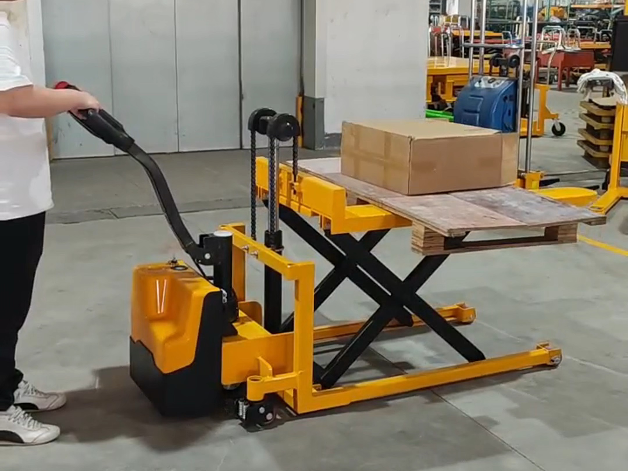 告別肩挑背扛 現代裝卸設備如何以智能高效重塑物流作業