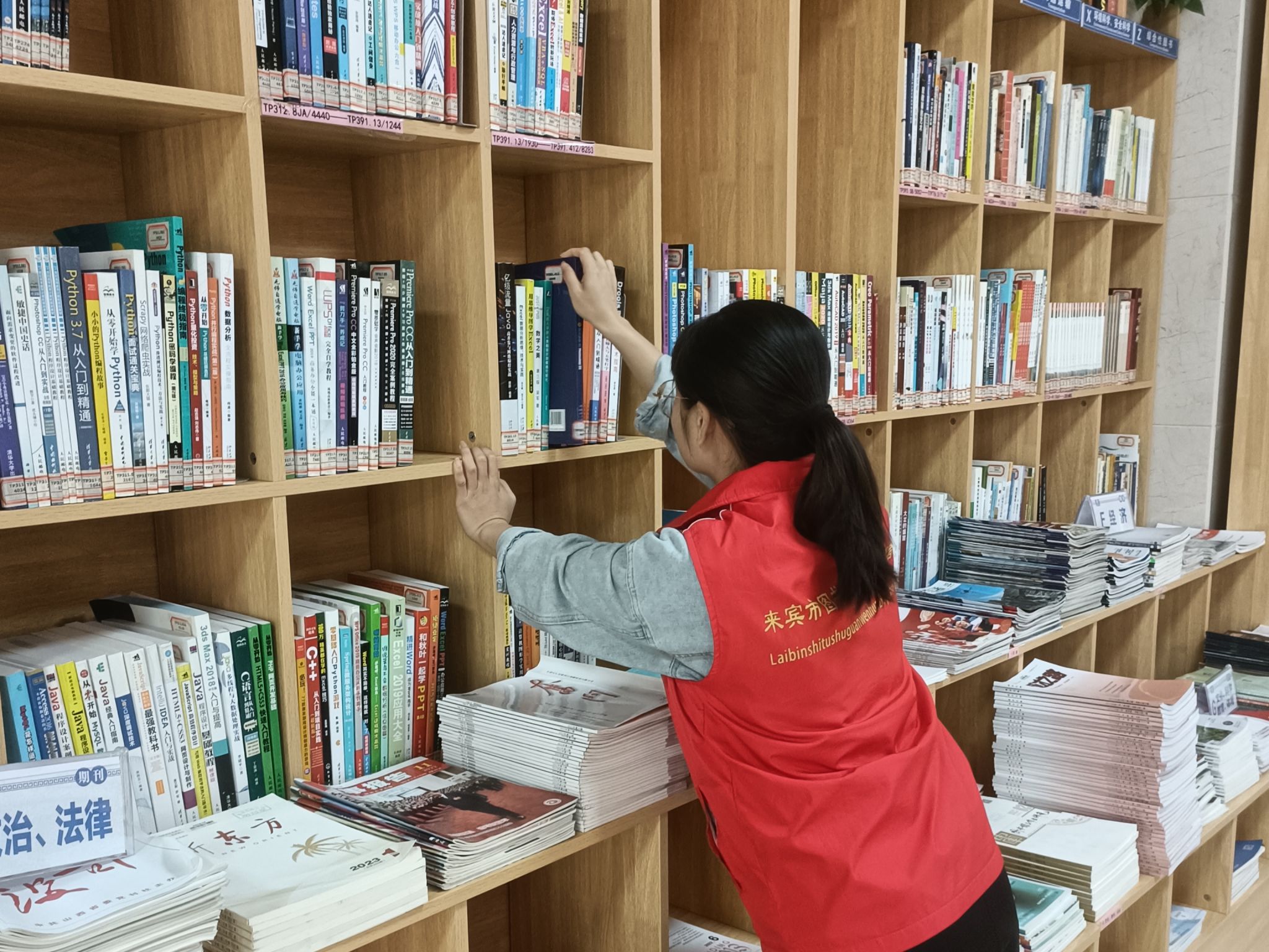 馬克思主義學(xué)院青年志愿者走進(jìn)來賓市圖書館，第三期青春圖書管理服務(wù)圓滿開展